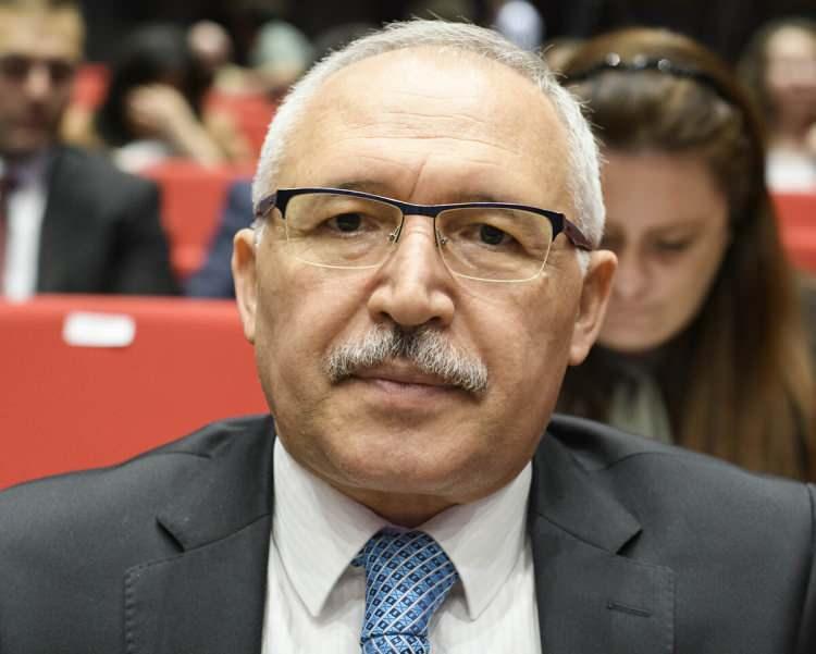 <p>H&uuml;rriyet gazetesi yazarı Abdulkadir Selvi, CHP'nin gerileme eğiliminde oluşunu "SONAR" &ouml;rneği &uuml;zerinden anlatıyor:</p>

<p>"CHP damla damla eriyor. Son iki aydır y&uuml;zde 30&rsquo;un altına indi. Hakan Bayrak&ccedil;ı&rsquo;nın başkanı olduğu SONAR ise CHP&rsquo;yi birinci parti olarak buluyor. AK Parti ise ikinci sırada geliyordu."</p>
