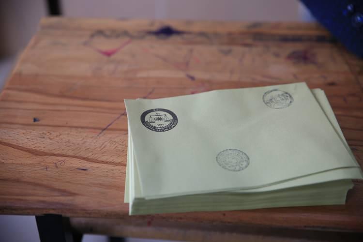 <p>Buna g&ouml;re, <strong>SONAR'ın</strong> &ccedil;alışmasında partilerin oy oranı dağılımı şu şekildeydi:</p>

<p><strong>"AK Parti y&uuml;zde 32.3, CHP y&uuml;zde 31.4, DEM Parti y&uuml;zde 9.9, MHP y&uuml;zde 7.2, İYİ Parti y&uuml;zde 6.1, Zafer Partisi y&uuml;zde 3.3, Anahtar Parti y&uuml;zde 3.3, Yeniden Refah Partisi y&uuml;zde 2.7, B&uuml;y&uuml;k Birlik Partisi y&uuml;zde 1.5, TİP y&uuml;zde 1.2, diğer y&uuml;zde 1.2."</strong></p>
