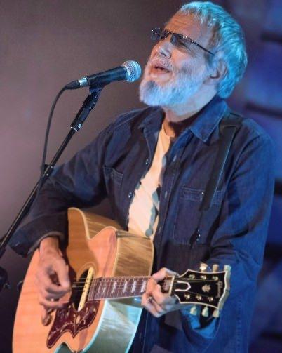 <p>1960 ve 1970&rsquo;li yıllarda Cat Stevens adıyla m&uuml;zik d&uuml;nyasına damga vuran, 1977 yılında ise M&uuml;sl&uuml;manlığı se&ccedil;en Yusuf İslam M&uuml;sl&uuml;man olduktan sonra yaşadığı d&ouml;n&uuml;ş&uuml;me ilişkin dikkat &ccedil;eken a&ccedil;ıklamalarda bulundu.&nbsp;</p>
