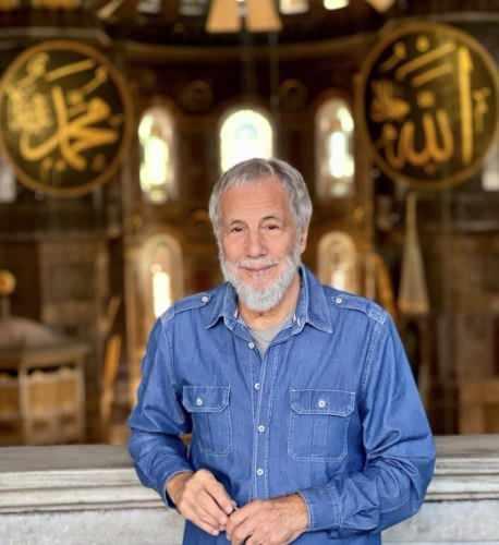 <p><strong>"YENİ M&Uuml;SL&Uuml;MAN KENDİ K&Uuml;LT&Uuml;R&Uuml;N&Uuml; TERK ETMEK ZORUNDA DEĞİL"</strong></p>

<p>İslam, yeni M&uuml;sl&uuml;man olan kişilerin kendi k&uuml;lt&uuml;rlerinden tamamen kopmak zorunda olmadığını s&ouml;yledi. İslam, &ldquo;Biri yeni M&uuml;sl&uuml;man olduğunda k&uuml;lt&uuml;r&uuml;n&uuml; kapının dışında bırakmak zorunda değil. Ancak belli bir miktar &ouml;ğrenmeniz ve daha sonra isteklerinizi y&ouml;netmeniz gerekiyor. Bunu İslami değerlerin &ouml;z&uuml;yle &ouml;zdeşleştirmeniz gerekiyor&rdquo; ifadelerini kullandı.</p>
