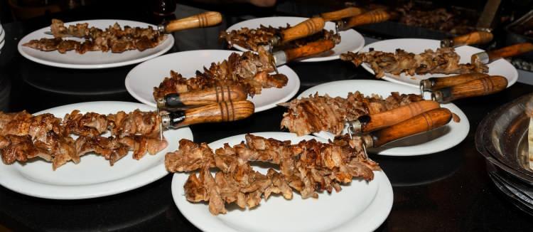 <p><strong>2- OLTU CAĞ KEBABI</strong></p>
