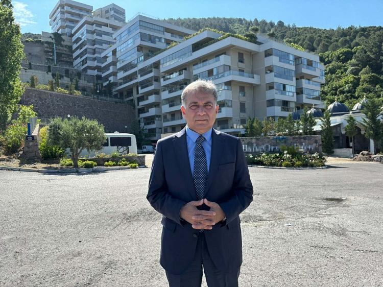 <p><span style="color:#A52A2A"><strong>OĞLU İNŞAAT ŞANTİYESİNDE &Ouml;L&Uuml; BULUNDU&nbsp;</strong></span></p>

<p>&nbsp;</p>

<p>Emekli T&uuml;mgeneral Ethem B&uuml;y&uuml;kışık'ın oğlu Dorukhan B&uuml;y&uuml;kışık, 13 Mayıs 2018'de evinin yakınlarındaki bir inşaat şantiyesinde &ouml;l&uuml; bulundu.&nbsp;</p>

<p>&nbsp;</p>

<p>Olay, kayıtlara <strong><em>"intihar"</em></strong> olarak ge&ccedil;erken; İzmir Cumhuriyet Başsavcılığı tarafından dosya tekrar a&ccedil;ıldı ve olayda g&ouml;revli 8 polis memuru komiser Atakan K. (44), komiser Deniz A. (36), polis memuru Duygu &Ouml;. (35), polis memuru Fikret S., polis memuru Halil A. (55), komiser yardımcısı H&uuml;seyin V. (49), Narlıdere Karakol Amiri İsmail K. (59) ve polis memuru Musa E. (55) hakkında<strong><em> "G&ouml;revi k&ouml;t&uuml;ye kullanma" </em></strong>su&ccedil;undan 1 yıla kadar hapis istemiyle İzmir 21'inci Asliye Ceza Mahkemesi'nde dava a&ccedil;ıldı.</p>

