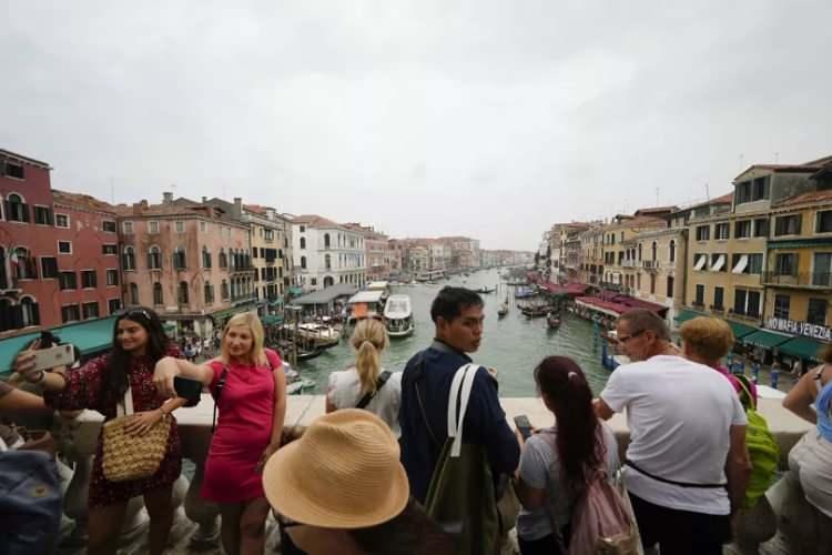 <p>Milyonlarca turist her zaman olduğu gibi Avrupa rotalarını tercih ederken Eurostat verilerine g&ouml;re bu yıl Avrupa&rsquo;daki turizm hareketliliğinin rekor seviyeler ulaşması bekleniyor.</p>
