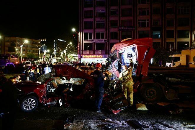 <p>Kurban Bayramı tatilinin ilk g&uuml;n&uuml;nde, Giresun, Gaziantep ve Antalya'da meydana gelen 3 kazada, 10 kişi hayatını kaybetti. Giresun'daki kazada, aynı aileden 5 kişinin hayatını kaybettiği &ouml;ğrenilirken yetkililer s&uuml;r&uuml;c&uuml;leri dikkatli olmaları konusunda uyardı.</p>
