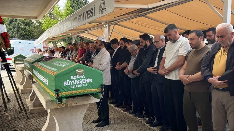 <p>3 &ccedil;ocuk annesi Nazife &Ccedil;iğdem'in, yapılan otopsisinde v&uuml;cudunda <span style="color:rgb(165, 42, 42)"><strong><em>yaklaşık 20, </em></strong></span>eşi G&ouml;khan Din&ccedil;er'in de<span style="color:rgb(165, 42, 42)"><strong><em> yaklaşık 10 bı&ccedil;ak </em></strong></span>yarası tespit edildi.</p>

<p>&nbsp;</p>

<p>Veteriner &ccedil;ift, d&uuml;n Kurtuluş Mezarlığı&rsquo;nda toprağa verildi.</p>
