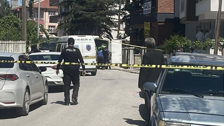 <p>Din&ccedil;er&rsquo;in ifadesi doğrultusunda Benekli Sokak&rsquo;taki evlerine giden polis, kapıyı a&ccedil;an olmayınca itfaiye &ccedil;ağırdı.</p>
