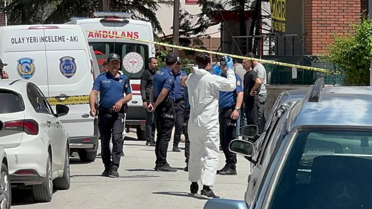 <p>Konya'da annesi Nazife &Ccedil;iğdem Din&ccedil;er&rsquo;i (56) yaklaşık 20, babası G&ouml;khan Din&ccedil;er'i (57) de 10 bı&ccedil;ak darbesiyle &ouml;ld&uuml;ren hukuk fak&uuml;ltesi &ouml;ğrencisi Cihan Din&ccedil;er&rsquo;in (22) ifadesi ortaya &ccedil;ıktı.</p>
