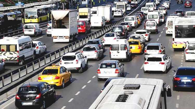 <p>Kimi illerde kişi başına d&uuml;şen otomobil sayısı rekor kırarken, artan ara&ccedil; yoğunluğu trafik sorununu da her ge&ccedil;en g&uuml;n b&uuml;y&uuml;t&uuml;yor.&nbsp;</p>
