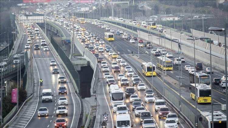 <p>T&uuml;rkiye'deki her beş ara&ccedil;tan biri İstanbul trafiğinde!</p>

<p>4 milyonu aşkın otomobilin bulunduğu megakent, %18,57'lik pay ile T&uuml;rkiye'nin trafik &ccedil;ilesi en y&uuml;ksek ili konumunda.</p>
