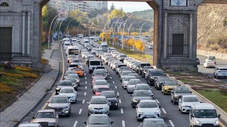 <p>Başkent, 3 milyonu aşan motorlu kara taşıtıyla listede ikinci sırada.</p>

<p>Ankara'da 2.2 milyon otomobil bulunuyor; bu da şehirdeki ara&ccedil; sahipliği oranının ne kadar y&uuml;ksek olduğunu kanıtlıyor.</p>
