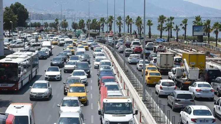 <p>&Ouml;zellikle yaz aylarına doğru ge&ccedil;iş g&uuml;zergahı olması sebebiyle trafiği fel&ccedil; olan İzmir'de ara&ccedil; sayısı 2.1 milyonu aşmış durumda.</p>

<p>Şehirde 1.1 milyondan fazla otomobil ve 530 bini aşkın motosiklet yollarda.</p>
