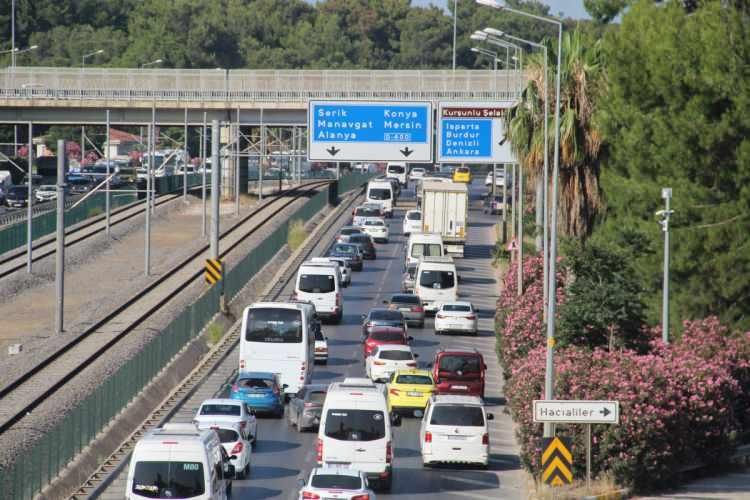 <p>&nbsp;"N&uuml;fusa oranla en &ccedil;ok ara&ccedil;" efsanesinin ger&ccedil;eğe en yakın olduğu şehirlerden biri Antalya.</p>

<p>Turizmin başkentinde otomobil sayısının (769 bin) yanı sıra motosiklet sayısı da (548 bin) muazzam seviyelerde.</p>
