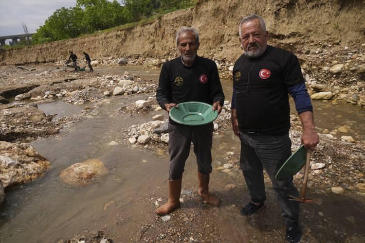 <p><em><strong>"Altın aramaya hobi olarak başlıyorsun ama altını g&ouml;rd&uuml;kten sonra bu hobi olmaktan &ccedil;ıkıyor."</strong></em> diyen Kayalıoğlu, ş&ouml;yle konuştu:</p>
