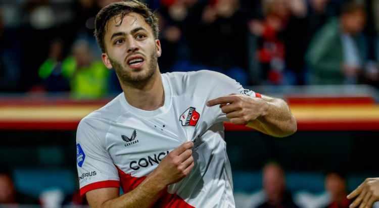 <p>Beşiktaşlı kurmaylar, Utrecht'te harika bir sezon ge&ccedil;iren sol bek Souffian El Karouani'yi transfer listesinin en &uuml;st sırasına yazdı.<br />
<br />
Siyah-beyazlılar, oyuncuya yıllığı 3 milyon eurodan 3 senelik s&ouml;zleşme &ouml;nerdi.<br />
<br />
(FOTOMA&Ccedil;)</p>
