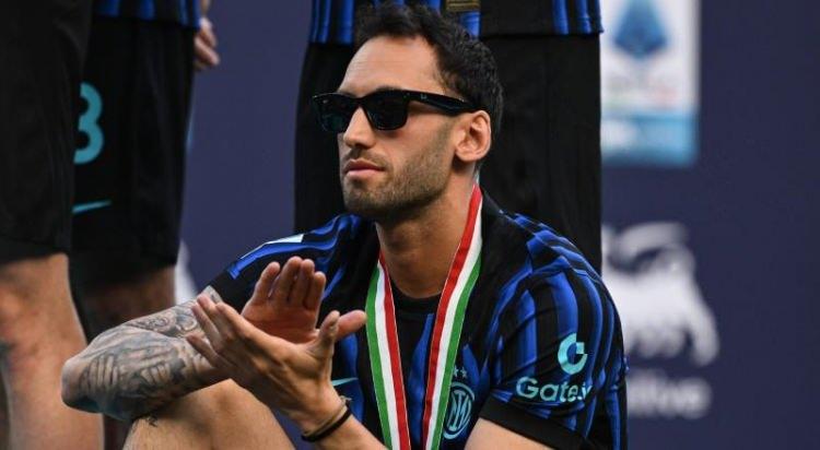 <p>Inter'de forma giyen milli futbolcu Hakan &Ccedil;alhanoğlu, daha &ouml;nce kapısından d&ouml;nd&uuml;ğ&uuml; sarı kırmızılı kul&uuml;b&uuml;n formasını giymek adına her t&uuml;rl&uuml; fedakarlığa hazır.<br />
<br />
Okan Buruk da 10+4 yabancı kuralı sonrasında Hakan &Ccedil;alhanoğlu transferinde ısrar ediyor.<br />
<br />
(S&Ouml;ZC&Uuml;)</p>
