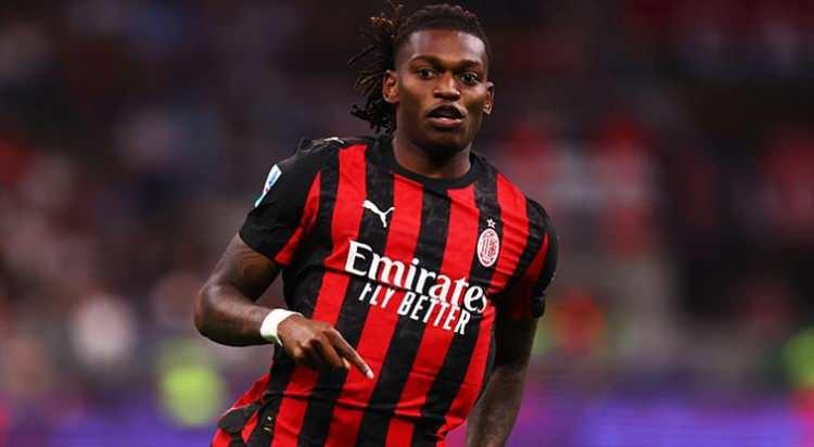 <p>Rafael Leao'da Fenerbah&ccedil;e'ye se&ccedil;im engeli.<br />
<br />
Yeni başkanını bekleyen Fenerbah&ccedil;e, Portekizli yıldızı Manchester United'a kaptırabilir. Oyuncunun y&uuml;ksek maaşı da soru işareti.<br />
<br />
(AKŞAM)</p>
