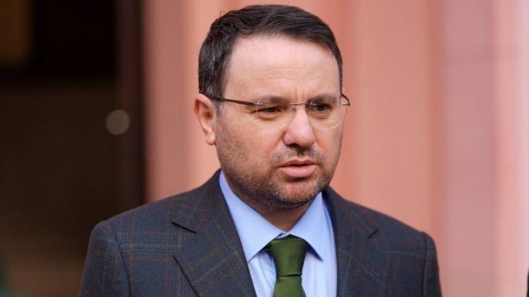 <p><span style="color:rgb(178, 34, 34)">BAKAN G&Uuml;RLEK'TEN A&Ccedil;IKLAMA</span></p>

<p><strong>Cinayetle ilgili paylaşımda bulunan Adalet Bakanı Akın G&uuml;rlek, şu ifadeleri kullandı;</strong></p>

<p>&ldquo;Cumhurbaşkanımız Sayın Recep Tayyip Erdoğan liderliğinde h&uuml;k&uuml;metimizin faili me&ccedil;hul dosyaların aydınlatılmasına y&ouml;nelik ortaya koyduğu kararlı irade, sonu&ccedil;larını vermeye devam ediyor. "Adalet zamanaşımına uğramaz" ilkesiyle hareket eden yargı teşkilatımız, karanlıkta kaldığı zannedilen hadiselerin &uuml;zerine kararlılıkla gidiyor.</p>
