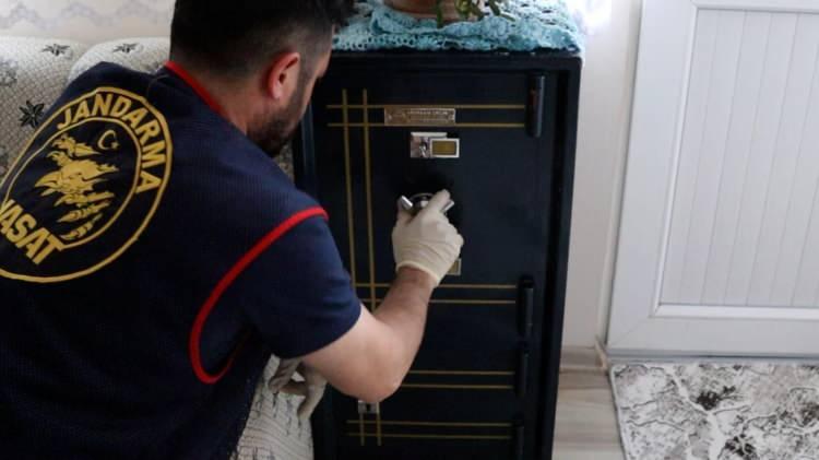 <p>İ&ccedil;eri girdikten sonra dedesiyle y&uuml;zleşen &Ouml;zkan Teryaki, "Anneme bu işi nasıl yaparsın?" diye sordu. Dedesi İbrahim Teryaki'nin &ouml;nce inkar edip ardından "Evet yaptım ne olmuş, ne yapabileceksin?" diyerek meydan okuması &uuml;zerine g&ouml;z&uuml; d&ouml;nen torun, t&uuml;fekle dedesinin g&ouml;ğs&uuml;ne ateş etti. O sırada odada bulunan ve korkuyla bağırarak ka&ccedil;maya &ccedil;alışan babaanne Fatma Teryaki de torununun kurbanı oldu. &Ouml;zkan Teryaki, kendisini şikayet edeceğinden korktuğu babaannesini sırtından vurarak &ouml;ld&uuml;rd&uuml;.</p>
