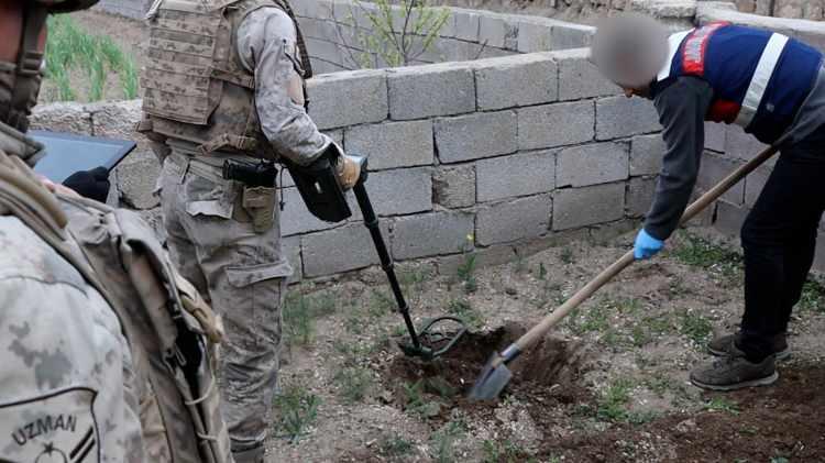 <p>Ş&uuml;phelilerin kendi aralarında silah konusunda verdikleri &ccedil;elişkili ifadeler ve cinayeti başka akrabalarının &uuml;zerine yıkma &ccedil;abaları dikkat &ccedil;ekti. Torun &Ouml;zkan Teryaki'nin olaydan sonra evine g&uuml;venlik kamerası taktırması, misafir kabul etmemesi ve alkol alıp ağlama krizlerine girmesi &uuml;zerine teknik takip başlatıldı. Telefon dinlemelerine takılan panik dolu konuşmalar, &ccedil;emberin daralmasını sağladı.</p>
