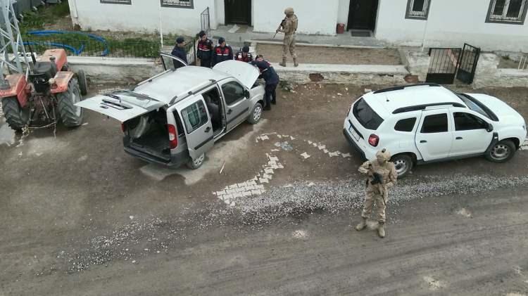 <p>Daha sonra yerdeki kanları bezler ve kayıp yatak &ouml;rt&uuml;s&uuml;yle temizlediler. Kapıyı dışarıdan kilitleyip anahtarı başka bir bah&ccedil;eye atan ikili, kendi evlerine d&ouml;nerek kanlı kıyafetleri ve temizlik bezlerini sobada yaktı. &Ouml;zkan Teryaki, cinayet silahını &ouml;nce boş bir araziye sakladı, birka&ccedil; g&uuml;n sonra ise Avanos il&ccedil;esine giderek Kızılırmak'a attı. Ertesi g&uuml;n hi&ccedil;bir şey olmamış gibi dedesinin evine giden ve &ccedil;evredekilere "sobadan zehirlenmiş olabilirler" diyerek hedef şaşırtan &Ouml;zkan Teryaki, su&ccedil;u kuzeni Erdoğan Teryaki'nin &uuml;zerine yıkmak i&ccedil;in yıllarca algı operasyonu y&uuml;r&uuml;tt&uuml;.</p>

