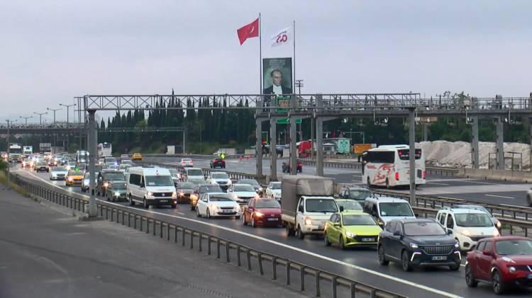 <p>Kurban Bayramı tatili i&ccedil;in yola &ccedil;ıkan s&uuml;r&uuml;c&uuml;ler, Sakarya'da otoyollarda yoğunluğa neden oluyor. İşte kilometrelerce uzayan ara&ccedil; kuyruğu...</p>
