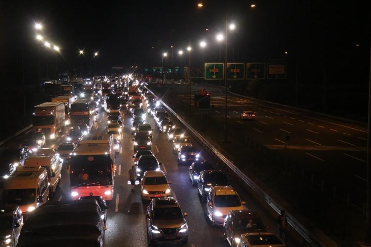 <p>Anadolu Otoyolu ile D-100 kara yolunun Sakarya, Bolu, D&uuml;zce ve Kocaeli ge&ccedil;işlerinde İstanbul istikametinde ise ulaşım normal seyrinde ilerliyor.</p>
