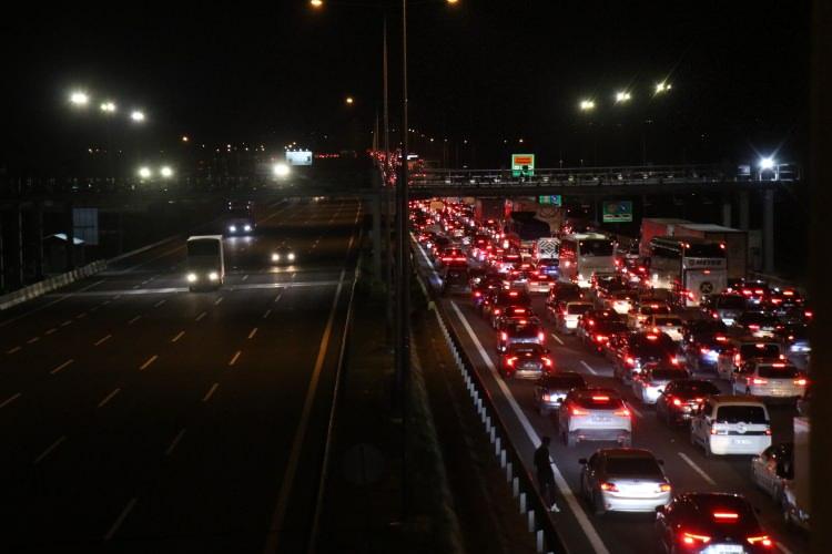 <p>Sakarya'da ise Kuzey Marmara Otoyolu'nun sona erdiği, Anadolu Otoyolu'na bağlantı sağlanan Hendek-Akyazı b&ouml;lgesinde trafik yoğunluğu yaşanıyor.</p>
