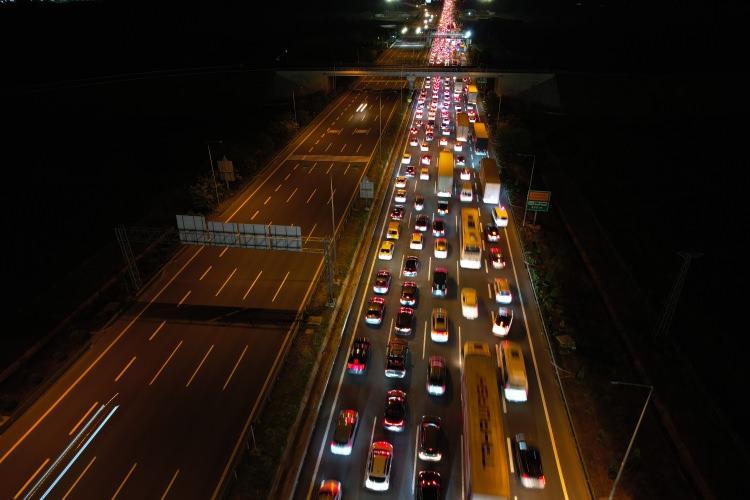 <p><span style="color:#A52A2A"><strong><em>Kuzey Marmara ve Anadolu Otoyolu'nun </em></strong></span>Sakarya kesimi Akyazı ge&ccedil;işinde yoğunluk yaşanırken trafik ara ara durma noktasına geliyor.&nbsp;</p>
