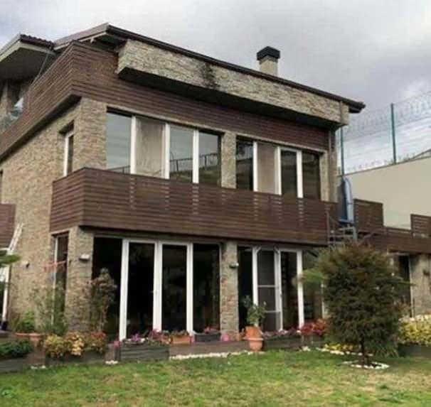 <p><span style="color:#FF0000"><strong>"2 YILDIR EVİN İNŞAATI DEVAM EDİYOR"</strong></span></p>

<p>&Uuml;nl&uuml; manken evinin tadilat s&uuml;recinin zor olduğunu dile getirerek, <strong>"Ustalarla anlaşmazlık yok. 2 yıldır evin inşaatı devam ediyor. Biz deprem g&uuml;&ccedil;lendirme de yaptırmak istedik &ccedil;ocuklarımla birlikte yaşayacağımız bir yer olacağı i&ccedil;in." dedi.&nbsp;</strong></p>
