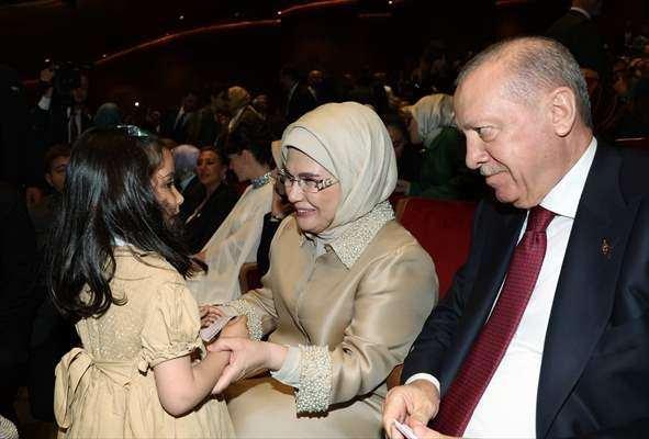 <p>Cumhurbaşkanı Erdoğan'ın eşi Emine Erdoğan'ın da katıldığı, Atat&uuml;rk K&uuml;lt&uuml;r Merkezi'ndeki (AKM) gala, platformda yer alan dizilerden oluşturulan se&ccedil;ki videonun g&ouml;sterimiyle başladı.</p>

<p>&nbsp;</p>
