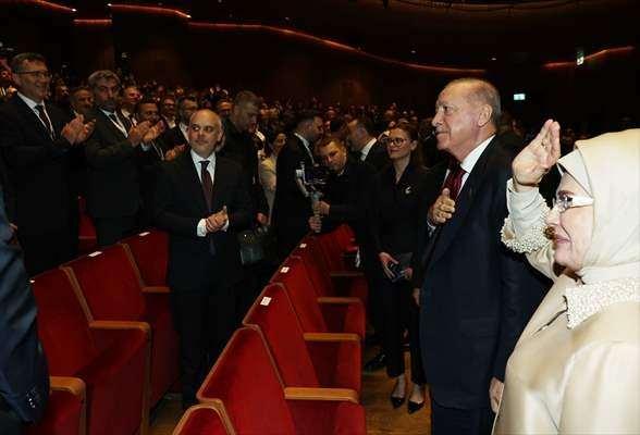 <p>Dizinin ilk iki b&ouml;l&uuml;m&uuml;n&uuml;n g&ouml;sterildiği galada bir&ccedil;ok sahne katılımcılardan uzun s&uuml;re alkış aldı.</p>

<p>&nbsp;</p>

