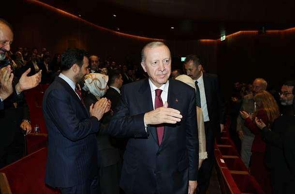 <p>G&ouml;sterimin ardından sahneye &ccedil;ıkan Recep Tayyip Erdoğan ve eşi Emine Erdoğan'a, Cumhurbaşkanlığı İletişim Başkanı Burhanettin Duran tarafından yazar Şule Y&uuml;ksel Şenler'in portresinin yer aldığı bir tablo hediye edildi.</p>

<p>&nbsp;</p>
