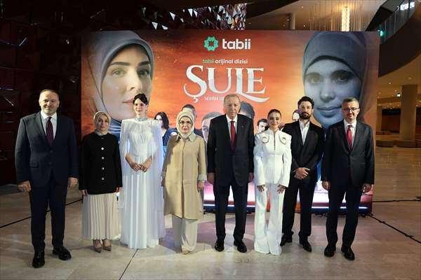 <p>Erdoğan, bu sırada yanına gelen dizinin minik oyuncularına har&ccedil;lık verdi.</p>

<p>&nbsp;</p>
