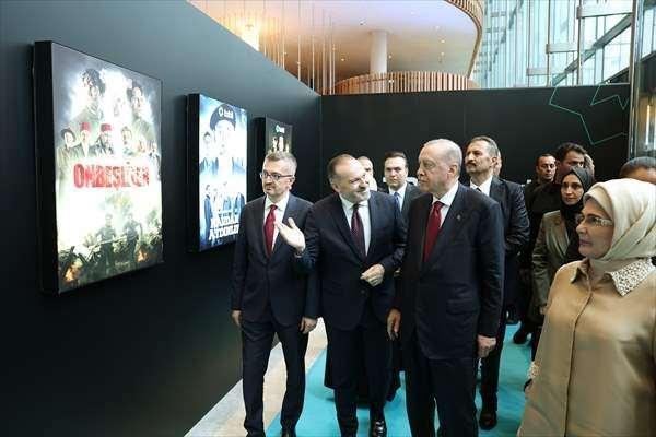 <p>TRT Genel M&uuml;d&uuml;r&uuml; Mehmet Zahid Sobacı'nın ev sahipliğindeki galaya, Cumhurbaşkanı Recep Tayyip Erdoğan ve eşi Şule Y&uuml;ksel Şenler Vakfı Onursal Başkanı Emine Erdoğan, İletişim Başkanı Burhanettin Duran, Aile ve Sosyal Hizmetler Bakanı Mahinur &Ouml;zdemir G&ouml;ktaş, K&uuml;lt&uuml;r ve Turizm Bakanı Mehmet Nuri Ersoy ile NUN Eğitim ve K&uuml;lt&uuml;r Vakfı Y&ouml;netim Kurulu Başkanı Esra Albayrak'ın yanı sıra k&uuml;lt&uuml;r sanat d&uuml;nyasından bir&ccedil;ok davetli katıldı.</p>

