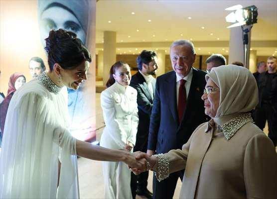 <p>Şenler'in Emine Erdoğan ile gen&ccedil;lik yıllarında &ccedil;ok yakın bir arkadaşlıklarının olduğunu ve sivil toplum kuruluşlarında da birlikte &ccedil;alıştıklarını dile getiren Usta, <strong>"Cumhurbaşkanı'mız Recep Tayyip Erdoğan ile Emine Erdoğan hanımefendinin hayatlarının kesişmesinde ve birleşmesinde de b&uuml;y&uuml;k rol oynamış kıymetli bir isim. İnşallah onun değerine layık bir eser ortaya &ccedil;ıkarmışızdır diye d&uuml;ş&uuml;n&uuml;yorum."</strong> ifadesini kullandı.</p>

<p>&nbsp;</p>
