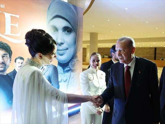 <p><span style="color:#B22222"><strong>"Şenler'in hayatı, dizimizde ge&ccedil;mişi ve bug&uuml;n&uuml;yle buluşturularak g&uuml;&ccedil;l&uuml; bir kurguyla ekranlara getiriliyor"</strong></span></p>

<p><strong>TRT Genel M&uuml;d&uuml;r&uuml; Mehme</strong>t Zahid Sobacı, dizinin, yaşamı boyunca bir&ccedil;ok nesile y&ouml;n veren ve 2019'da vefat eden Şule Y&uuml;ksel Şenler'in hayatından ilhamla hazırlandığını belirterek şunları s&ouml;yledi:</p>
