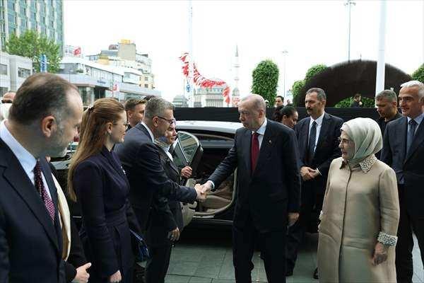 <p>Şenler'in sadece fikirleri ve eylemleriyle değil, g&uuml;&ccedil;l&uuml; kalemiyle de edebiyata b&uuml;y&uuml;k katkı sunduğunu vurgulayan Sobacı, <strong>"Bu &ouml;zelliği onu aslında bir&ccedil;ok insan i&ccedil;in nesillerin &ouml;nc&uuml;s&uuml; haline getirmiştir. Onun hayatı, dizimizde ge&ccedil;mişi ve bug&uuml;n&uuml;yle buluşturularak g&uuml;&ccedil;l&uuml; bir kurguyla ekranlara getiriliyor."</strong> diye konuştu.</p>

<p>&nbsp;</p>
