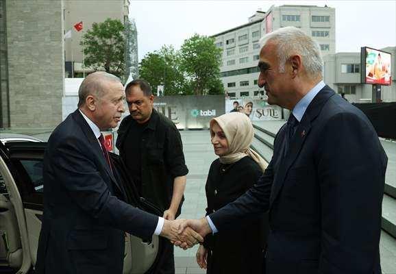 <p><span style="color:#B22222"><strong>"Şenler'in g&uuml;c&uuml;, azmi ve m&uuml;cadelesi beni &ccedil;ok etkiledi"</strong></span></p>

<p>Dizide Şenler'i canlandıran Yıldız &Ccedil;ağrı Atiksoy, dizi i&ccedil;in b&uuml;y&uuml;k bir hazırlık s&uuml;recinden ge&ccedil;tiklerini belirterek,<strong> "En başta onu ger&ccedil;ek hayatta tanıyan insanlardan g&uuml;nlerce dinledik ve derneği ziyaret ettik. İzlendiğinde bence herkesin hikayesi olduğunu seyircimiz de anlayacak. (Şenler'in) g&uuml;c&uuml;, azmi, m&uuml;cadelesi, milyonlarca kadına olan desteği, istihdamı, yolunu aydınlatması, hepsi beni &ccedil;ok etkiledi."</strong> dedi.</p>
