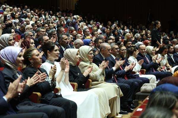 <p>Şenler'in bir&ccedil;ok kadına ilham veren g&uuml;&ccedil;l&uuml; bir isim olduğunu dile getiren Alişan, kendilerinin de onun gibi g&uuml;&ccedil;l&uuml; kadınlar olmayı hedeflediklerini s&ouml;yledi.</p>

<p>&nbsp;</p>
