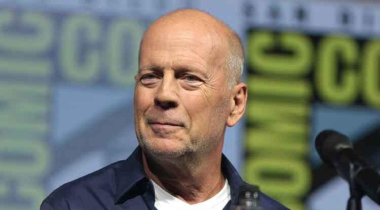 Demans ile m&uuml;cadele ediyordu! Bruce Willis'in son hali hayranlarını &uuml;zd&uuml;