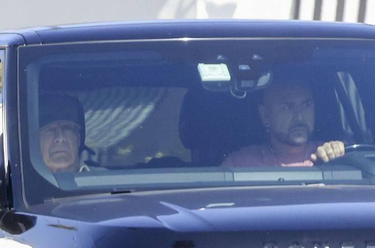 <p>OTOMOBİLDEKİ G&Ouml;R&Uuml;NT&Uuml;S&Uuml; &Uuml;ZD&Uuml;</p>

<p>Ara&ccedil; i&ccedil;inde sessiz şekilde oturan oyuncunun fiziksel olarak bitkin g&ouml;r&uuml;nmesi, sosyal medyada hayranlarını &uuml;zd&uuml;.&nbsp;</p>
