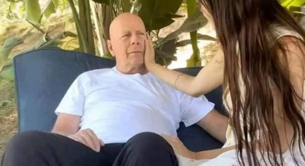 <p>Hastalığı nedeniyle sinemayı bırakan ve bakıcılarıyla g&ouml;zlerden uzak bir hayat yaşayan Bruce Willis korumalarıyla birlikte seyahat ettiği sırada objektiflere takıldı.&nbsp;</p>
