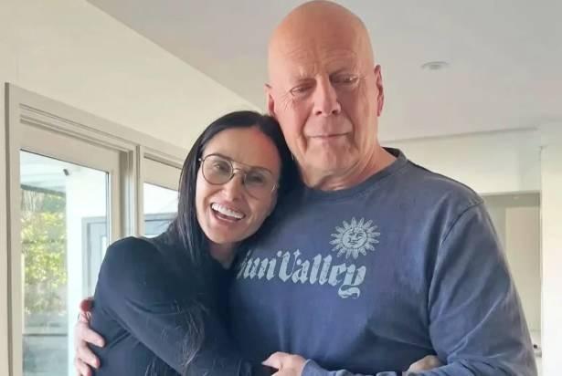 <p>Bruce Willis'in sağlık s&uuml;recinde ailesinin b&uuml;y&uuml;k bir destek verdiği biliniyor. &Ouml;zellikle eşi ve &ccedil;ocukları, zaman zaman yaptıkları paylaşımlarla oyuncunun yanında olduklarını g&ouml;steriyor.&nbsp;</p>
