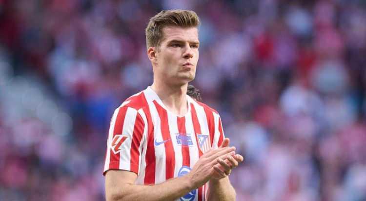 <p>Aziz Yıldırım'ın, Fenerbah&ccedil;e'de santrfor transferi i&ccedil;in Alexander S&ouml;rloth'u liste başına aldığı iddia edildi.<br />
<br />
Atletico Madrid'den ayrılmak isteyen Norve&ccedil;li golc&uuml;n&uuml;n T&uuml;rkiye'ye d&ouml;nmeye sıcak baktığı belirtildi.<br />
<br />
(S&Ouml;ZC&Uuml;)</p>
