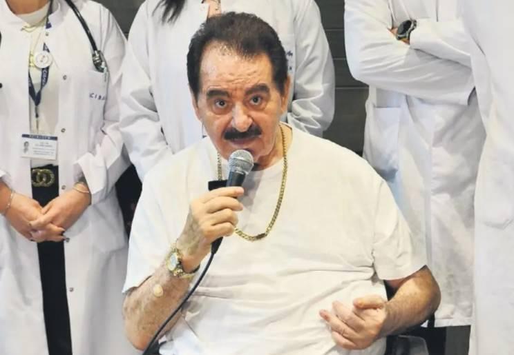 <p>'VASİYET' A&Ccedil;IKLAMASIYLA G&Uuml;NDEMDEYDİ</p>

<p>İbrahim Tatlıses, vasiyetiyle ilgili yaptığı a&ccedil;ıklamada, "Vasiyetimi hazırladım, devlete bıraktım. Kurunun yanında yaş da yanar. Bırakmayacağım miras. Kuruş yok &ccedil;ocuklara. Bazıları y&uuml;z&uuml;nden, diğerleri mağdur kaldı. Bana parayı babam bırakmadı, ben kendim kazandım. İstediğim gibi dağıtırım, kime ne bundan. Ben onlara &ccedil;ok iyi bir miras bıraktım, farkında değiller. 'İbrahim Tatlıses' deyince onlara bir&ccedil;ok kapı a&ccedil;ılıyor ama onlar kullanmasını bilemediler" demişti.</p>
