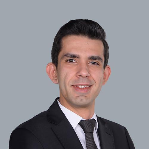 <p><span style="color:#B22222"><strong>&nbsp;Y&Uuml;ZDE 70&rsquo;LİK B&Ouml;L&Uuml;M&Uuml; SABİT GETİRİLİ &Uuml;R&Uuml;NLERE</strong></span></p>

<p>&nbsp;</p>

<p>İnfo Yatırım Yatırım Danışmanı Tun&ccedil; Safa Altunsaray, yılın ikinci yarısında jeopolitik gerginliklere, ABD ile İran arasındaki gelişmelere, H&uuml;rm&uuml;z Boğazı&rsquo;na ve petrol fiyatlarına odaklanılması gerektiğini s&ouml;yledi. D&uuml;nyadaki merkez banka larının yılın ikinci yarısında sıkılaşmaya gideceğine işaret eden Altunsaray, ş&ouml;yle devam etti: &ldquo;Hatta şuan piyasa yıl bitine kadar ECB&rsquo;den 2 tane faiz artışı bekliyor. Borsa İstanbul tarafına baktığımızda ise yılın ikinci yarısında enflasyona karşı defansif sekt&ouml;rlerin gıda, i&ccedil;ecek, Telekominasyon ve perakende tarafın &ouml;n plana &ccedil;ıkmasını g&ouml;rebiliriz. Aslında burada borsa yatırımcısı olarak paramızı ilk etapta korumaya odaklanmalıyız. &Ccedil;&uuml;nk&uuml; piyasa ilerleyen d&ouml;nemlerde fırsat oluşturacak. Fırsat oluşturacağı zamana da yedek ak&ccedil;emizin bulunması &ccedil;ok kritik. Bu nedenle portf&ouml;y&uuml;n &ouml;rneğin; %70&rsquo;lik kısmı sabit getirili &uuml;r&uuml;nlerde olması piyasadaki olumsuz fiyatlamaya karşı bizi korur. Geri kalan kısmı %10 emtia, %20&rsquo;lik kısmının da hisse senetlerinde değerlendirilebileceğini d&uuml;ş&uuml;n&uuml;yorum.&rdquo;</p>
