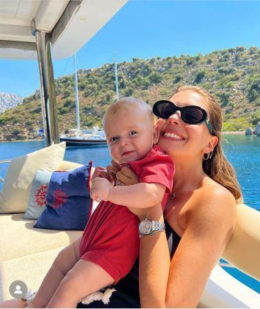 <p><span style="color:#B22222"><strong>FOTOĞRAFLARINA BEĞENİ YAĞMURUNA TUTULDU</strong></span></p>
