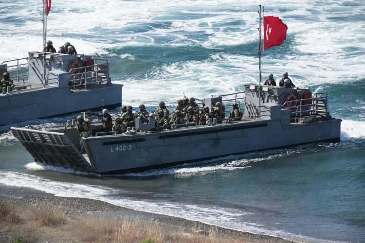 <p>TB-3 SİHA'nın TCG ANADOLU'dan kalkışıyla başlayan tatbikatın son g&uuml;n&uuml;, sırasıyla deniz top ateş desteğinin kara bombardımanı, top&ccedil;u ve havan atışları ve gece başlayan hava h&uuml;cum harekatıyla devam etti.</p>

<p>Se&ccedil;kin g&ouml;zlemci g&uuml;n&uuml;n&uuml; &ccedil;ok sayıda &uuml;lkenin &uuml;st d&uuml;zey askeri yetkilisi de izledi.</p>
