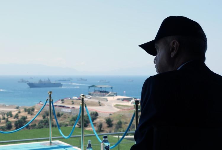 <p><span style="color:#B22222"><strong>CUMHURBAŞKANI ERDOĞAN İZLİYOR</strong></span></p>

<p>İzmir'in Seferihisar il&ccedil;esindeki Doğanbey Atışlı Tatbikat B&ouml;lgesi'nde ger&ccedil;ekleştirilen ve Cumhurbaşkanı Recep Tayyip Erdoğan'ın da izlediği tatbikatın son g&uuml;n&uuml;ndeki faaliyetleri, Milli Savunma Bakanı Yaşar G&uuml;ler ile Genelkurmay Başkanı Orgeneral Sel&ccedil;uk Bayraktaroğlu, beraberlerindeki dost ve m&uuml;ttefik &uuml;lkelerin savunma bakanları ve genelkurmay başkanları ile TSK komuta kademesi takip ediyor.</p>
