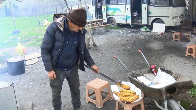 <p><strong>İlk g&uuml;n15 adet msırla yola &ccedil;ıkan &Ouml;zt&uuml;rk, zaman i&ccedil;erisinde bu sayıyı artırarak satışlarında zamanla ivme kazandı.</strong></p>
